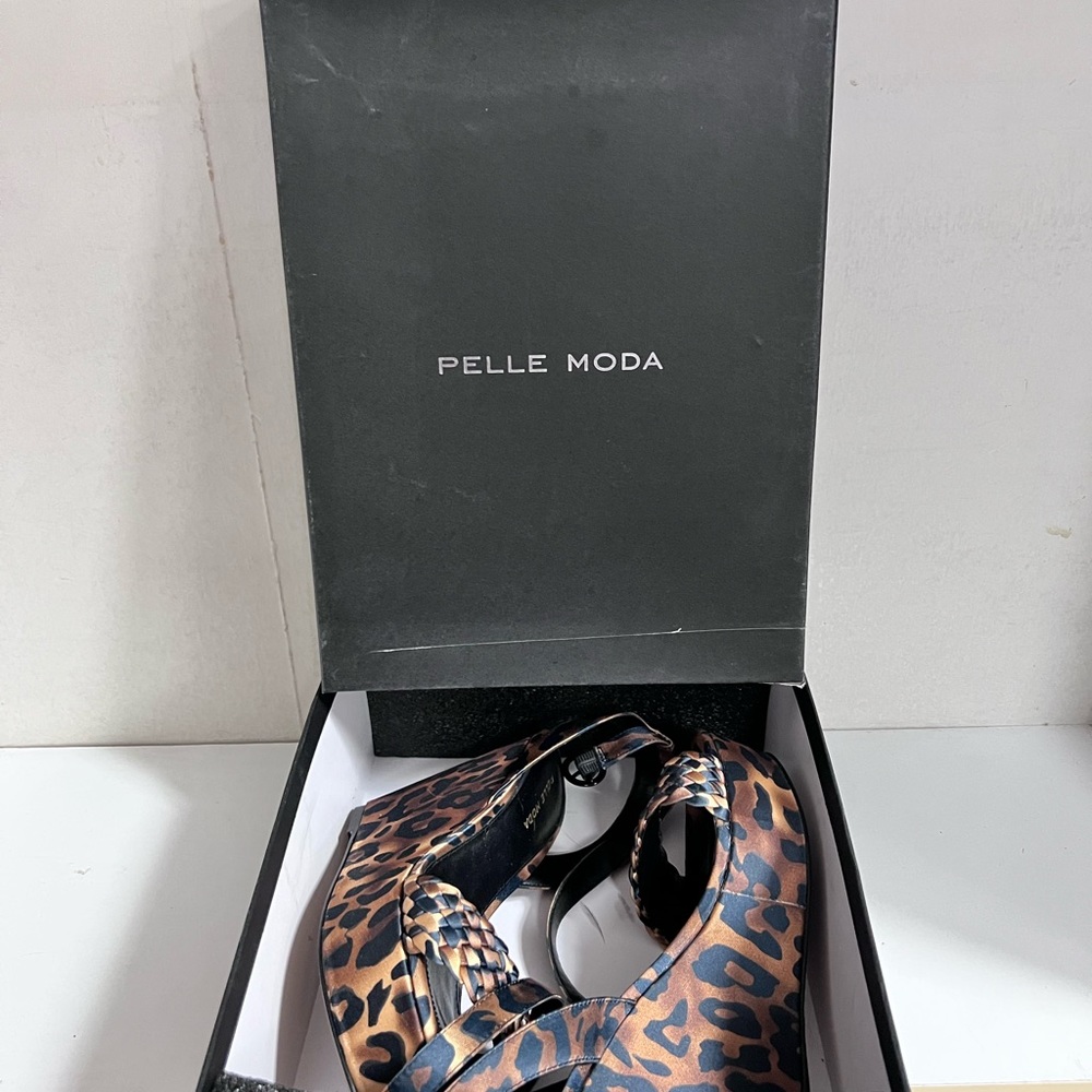 Size 8 pre-owned as shown